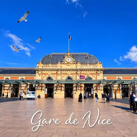 White Palace - 1 Min - Carre D'or - Promenade