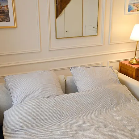 Chic Parisian Apartment *