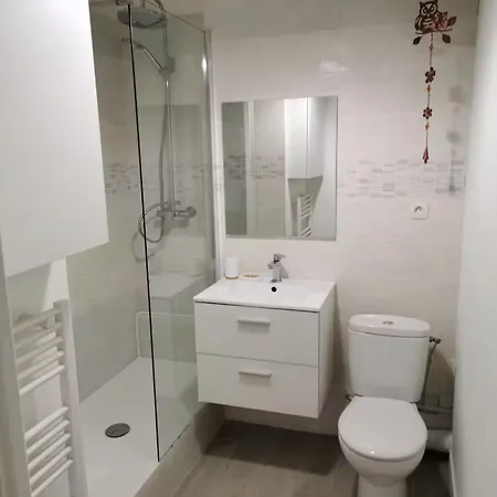 Sleeps 5 - Budget-friendly Flat - And Cozy Nice