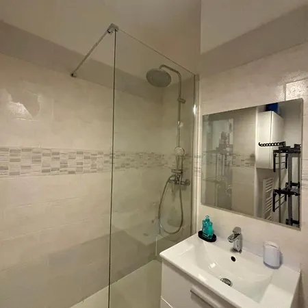 Sleeps 5 - Budget-friendly Flat - And Cozy *