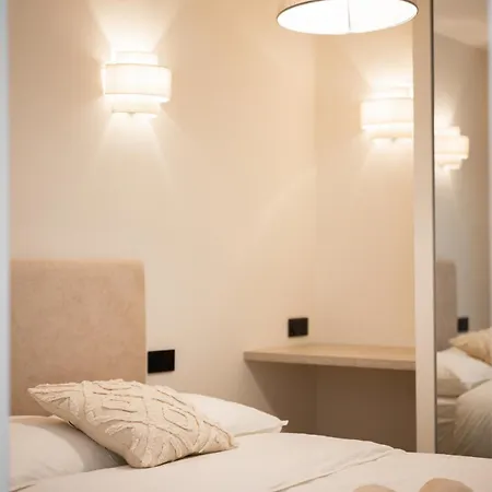 2-bedroom - Sleeps 4 - Place Massena Nice