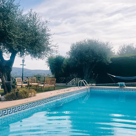 Apartment With Pool And Mountain View