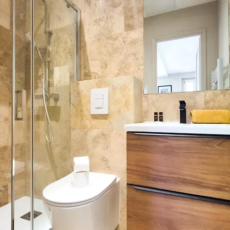 T4 Moderne Climatise - Parking Prive- Terrasse - - *