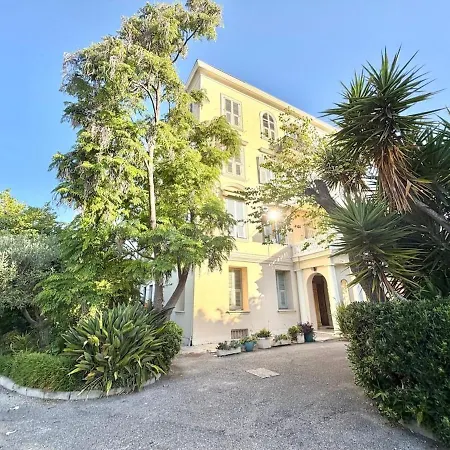 Apartment Bright With Garden Near