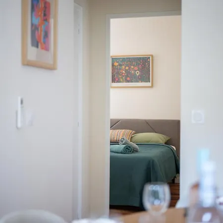 Spacious In Port Of Apartment *