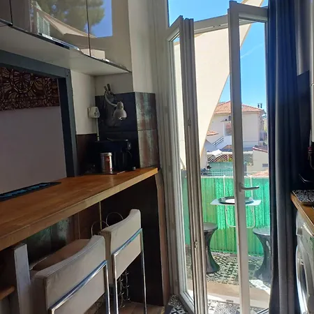 2p Renove Dans Bel Immeuble Nicois De Caractere * Nice