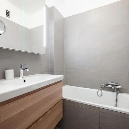 110 M2 Family, 3 Bedrooms Ac And Terrace 8 Min Away *