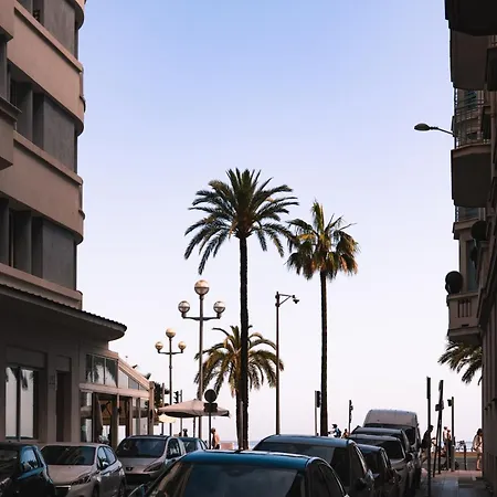 1 Min Walk To Luxury Boutique *