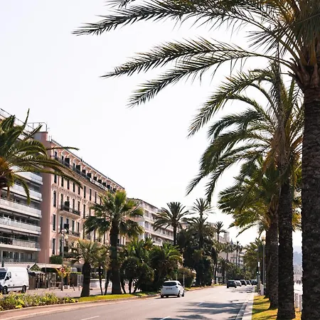 1 Min Walk To Luxury Boutique Apartment *