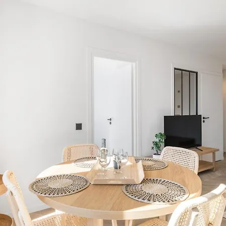 2-bedroom - Sleeps 4 - Place Massena *