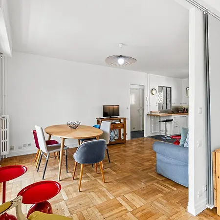 Comfortable & Bright 2 Bedroom Apartment Nice