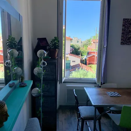 Apartment 2p Renove Dans Bel Immeuble Nicois De Caractere Nice