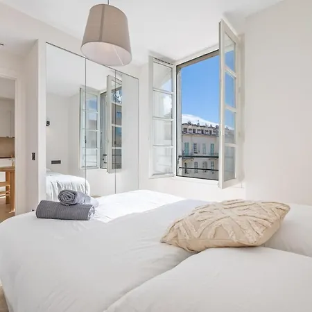 2-bedroom - Sleeps 4 - Place Massena *
