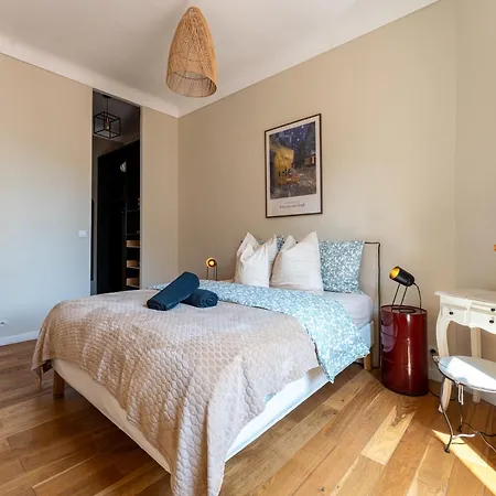 Bright 2 Center Apartment *