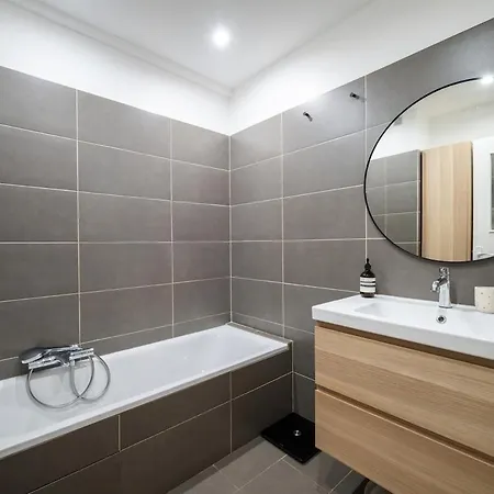 110 M2 Family, 3 Bedrooms Ac And Terrace 8 Min Away Apartment