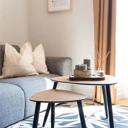 Bright 2 Center Apartment