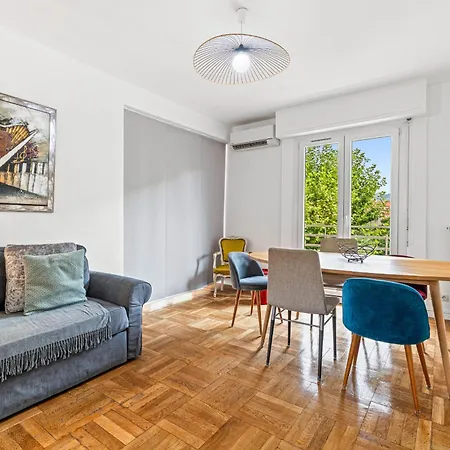 Comfortable & Bright 2 Bedroom Nice