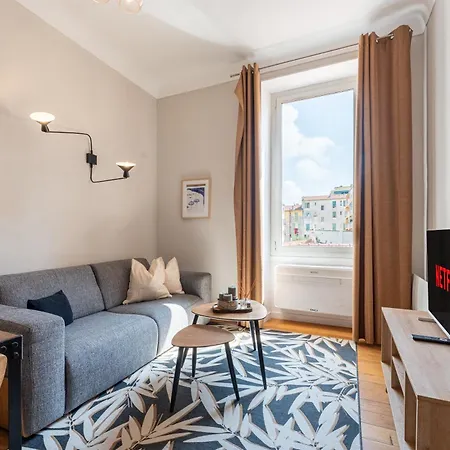 Bright 2 Center Apartment