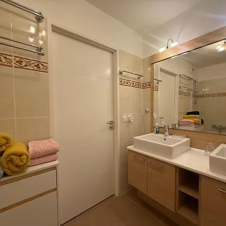 Apartment Centre - 2 Chambres, Balcons, Parking Prive