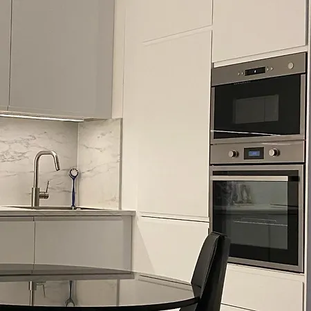 Chic 1-br With Terrace, Ac & Wi-fi Apartment *