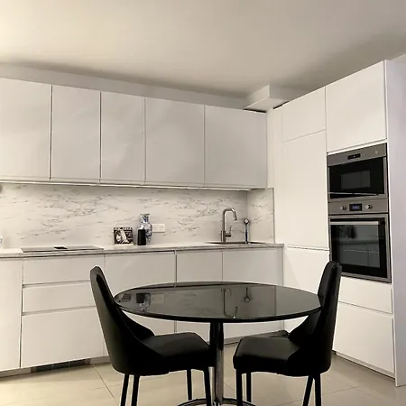 Apartment Chic 1-br With Terrace, Ac & Wi-fi *
