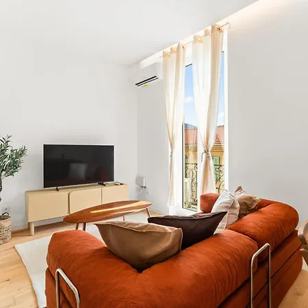 Bright & Charming 1 Bedroom Apartment *
