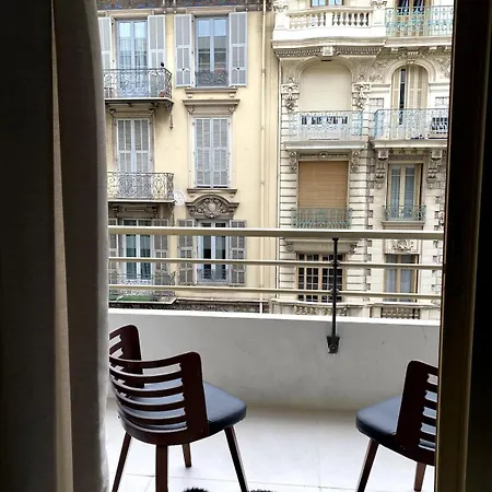 Chic 1-br With Terrace, Ac & Wi-fi Apartment *