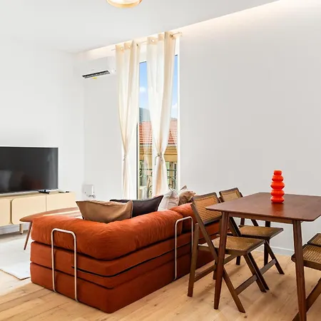 Bright & Charming 1 Bedroom Apartment *