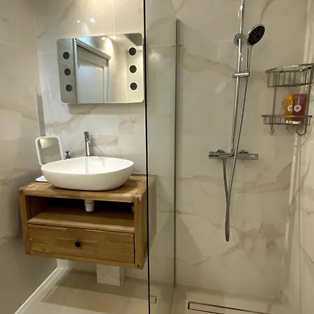 Apartment Chic 1-br With Terrace, Ac & Wi-fi Nice