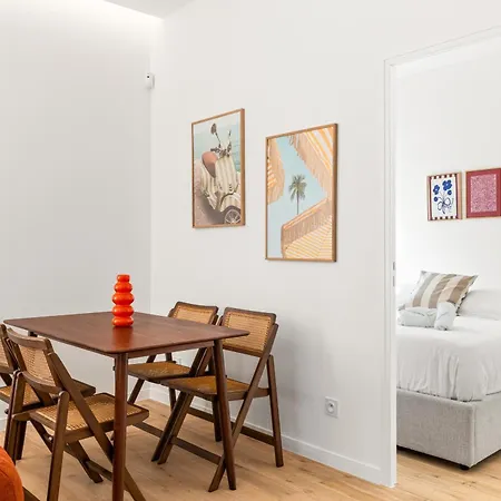 Bright & Charming 1 Bedroom Apartment *