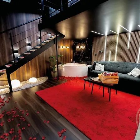 Cinema Apartment *