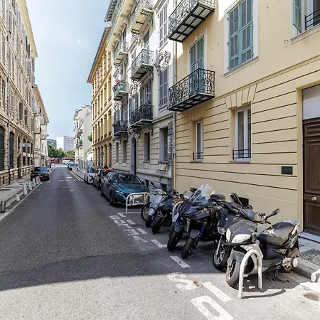 Bright & Charming 1 Bedroom Apartment *