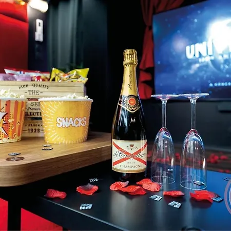 Cinema Apartment *