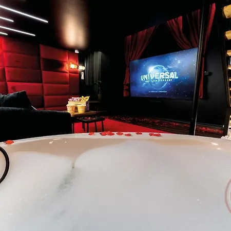 Apartment Cinema *