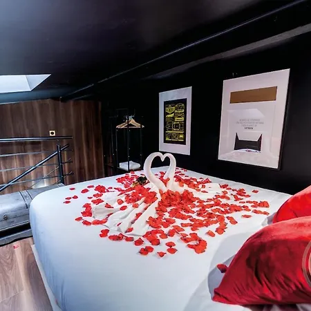 Cinema Apartment *