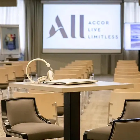 Novotel Arenas Aeroport 4*