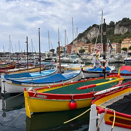 Bright With Private Balcony In Port