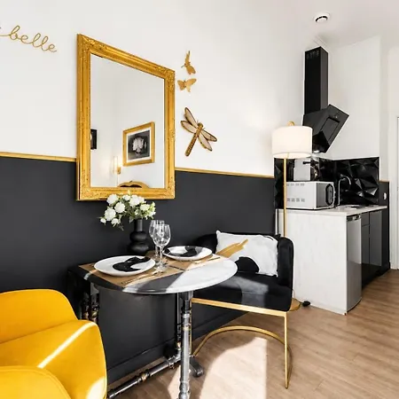 Apartment One Minute From - Air Conditioning - Wi-fi - Tram - Fully Equipped Kitchen *