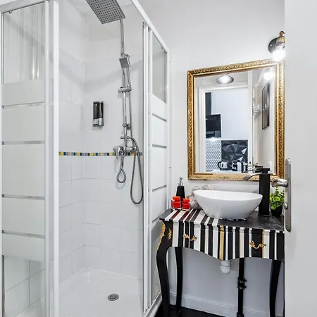 One Minute From - Air Conditioning - Wi-fi - Tram - Fully Equipped Kitchen Apartment *