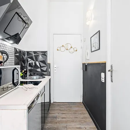 Apartment One Minute From - Air Conditioning - Wi-fi - Tram - Fully Equipped Kitchen *