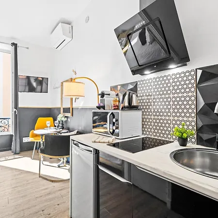 One Minute From - Air Conditioning - Wi-fi - Tram - Fully Equipped Kitchen Apartment