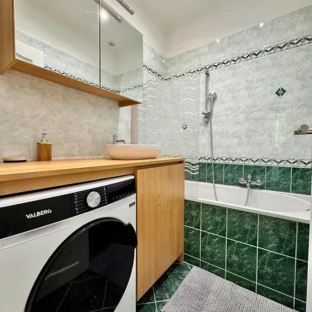 Beautiful 2-bedroom 5-minute Walk To Promenade Des Apartment