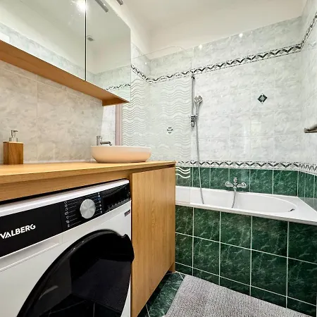 Beautiful 2-bedroom 5-minute Walk To Promenade Des Nice