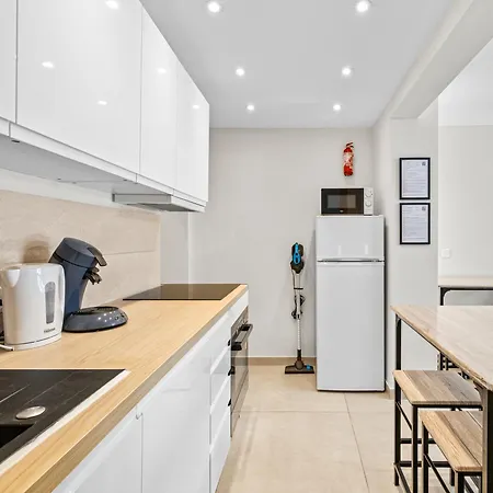 7 Min Walk To The Sea, Free Parking, 3 Ac, Garden * Nice