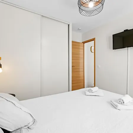 7 Min Walk To The Sea, Free Parking, 3 Ac, Garden