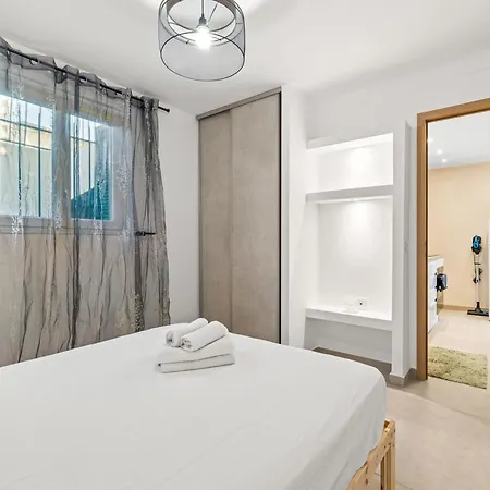 7 Min Walk To The Sea, Free Parking, 3 Ac, Garden Nice