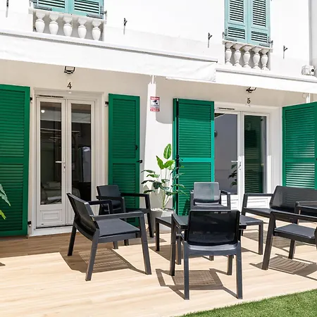 7 Min Walk To The Sea, Free Parking, 3 Ac, Garden