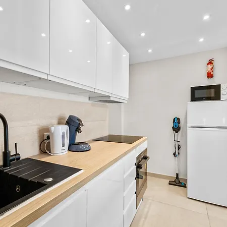 7 Min Walk To The Sea, Free Parking, 3 Ac, Garden