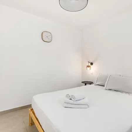 7 Min Walk To The Sea, Free Parking, 3 Ac, Garden Villa Nice