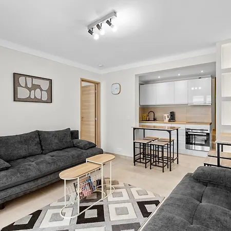 7 Min Walk To The Sea, Free Parking, 3 Ac, Garden Villa Nice